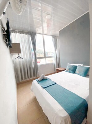 双人房, 1 张大床, 无烟房 | 熨斗/熨板、免费 WiFi、床单