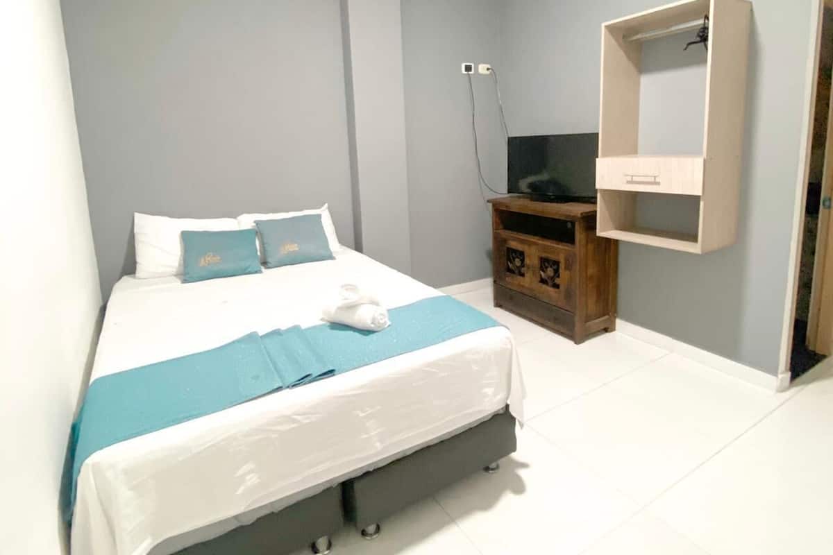 Tabla de planchar con plancha, wifi gratis, ropa de cama