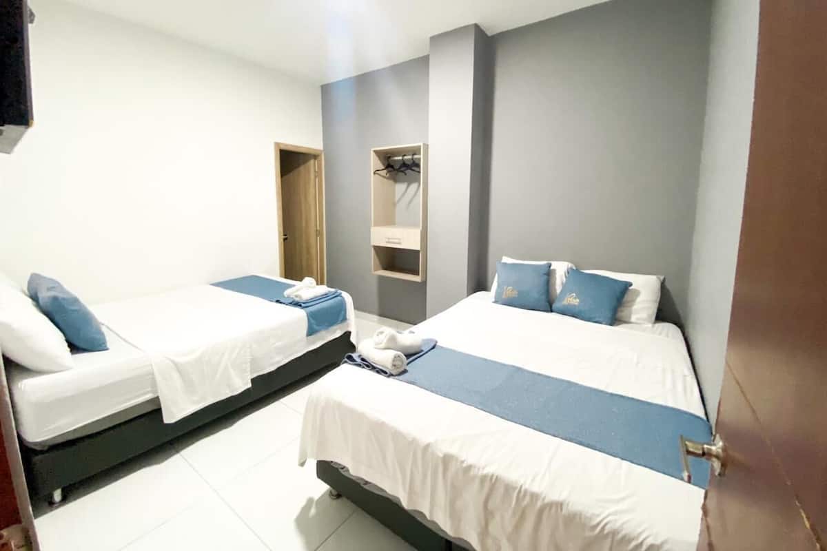 Habitación cuádruple, 2 camas de matrimonio, no fumadores | Tabla de planchar con plancha, wifi gratis, ropa de cama