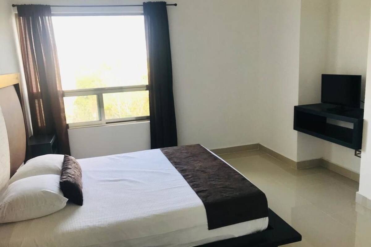 4 bedrooms, iron/ironing board, free wifi, bed sheets