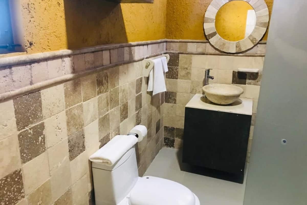 shower, rainfall showerhead, free toiletries, hair dryer