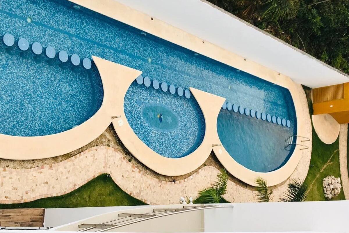 Luxury-Apartment, 4 Schlafzimmer, Küche, Poolblick | Wohnbereich | 52-Zoll-Smart-TV mit Kabelempfang, Fernseher, Netflix