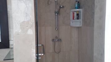 Villa, 2 slaapkamers, privézwembad | Badkamer met douche