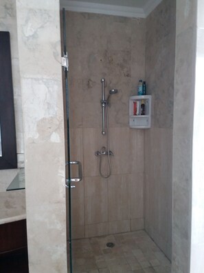 Villa, 2 Schlafzimmer, eigener Pool | Dusche im Bad