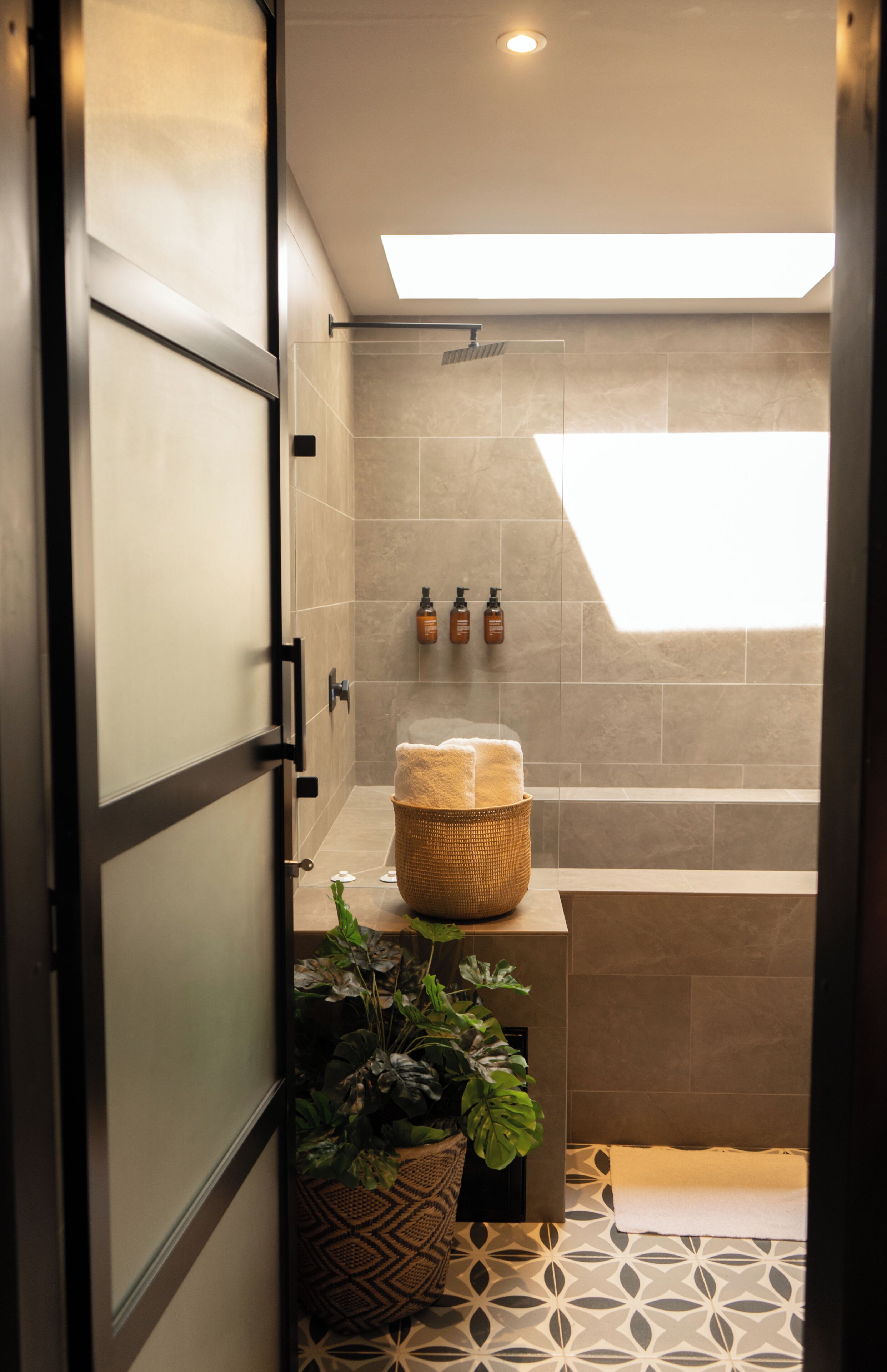 Luxury Room, 1 Queen Bed, Hot Tub | Bathroom | Shower, rainfall showerhead, free toiletries, towels