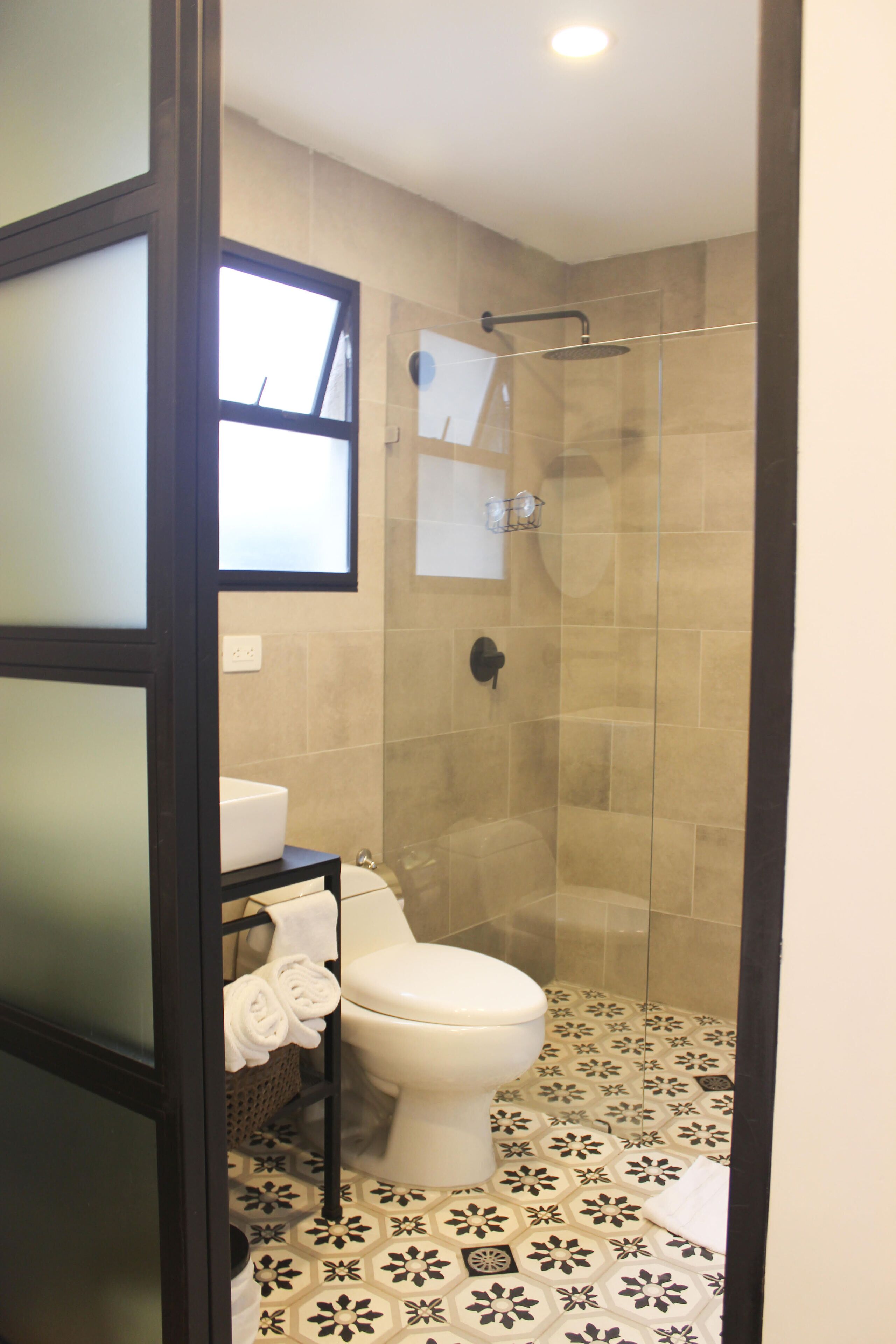 double room, 1 queen bed, non smoking | bathroom | shower, rainfall showerhead, free toiletries, towels