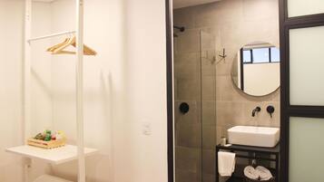 Chambre Classique avec lits jumeaux | Salle de bain | Douche, douche à « effet pluie », articles de toilette gratuits