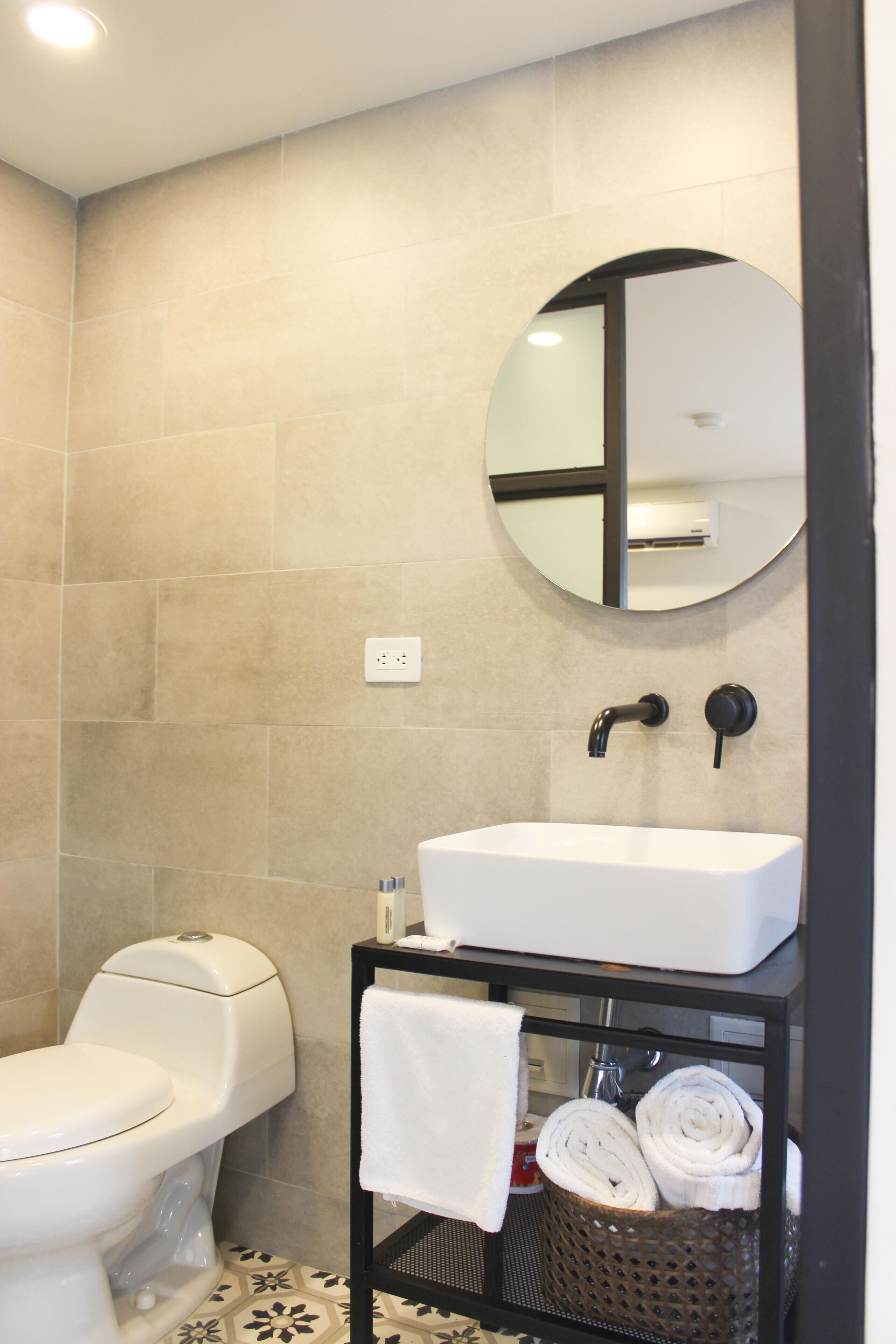 deluxe double room, 1 queen bed | bathroom | shower, rainfall showerhead, free toiletries, towels