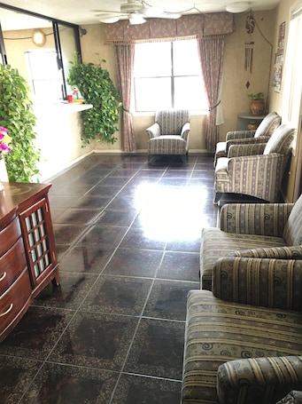 Lobby sitting area. Inn At Mexia