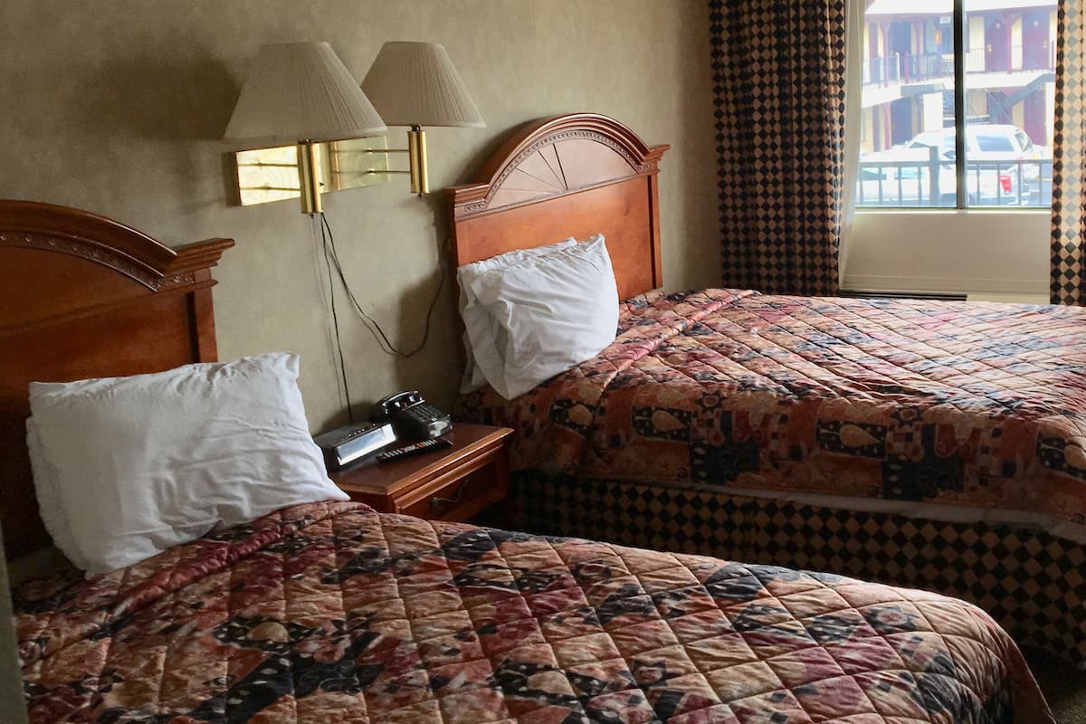 Premium bedding, down duvets, desk, blackout curtains