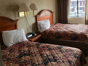 Habitació Comfort, 2 llits de matrimoni, no fumadors | Roba de llit d'alta qualitat, cobrellits, escriptori i cortines opaques 