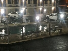 Una piscina al aire libre de temporada