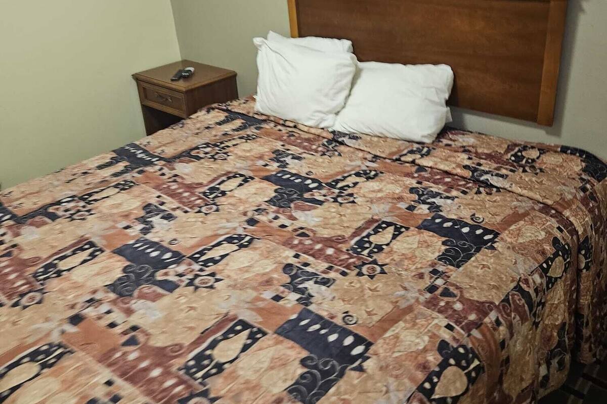 أغطية فراش متميزة وألحفة محشوة بالريش ومكتب ومساحة عمل للكمبيوتر المحمول