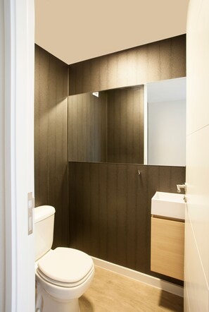 A modern bathroom with a toilet, a shower, and a sink. - Lima Walking Apartments Central Miraflores (Lima)