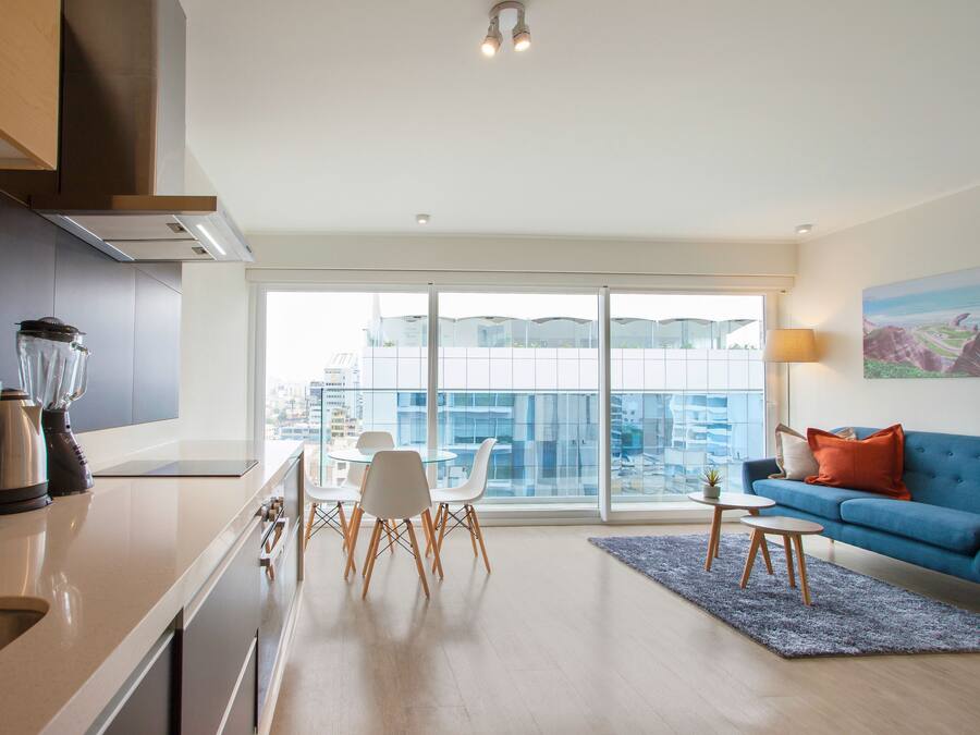 Apartamento Deluxe, 2 habitaciones, no fumadores, baño privado | Zona de estar | Televisión de pantalla plana de 42 pulgadas con canales por satélite