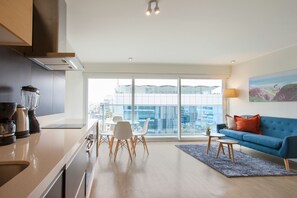 Leilighet – deluxe, 2 soverom, ikke-røyk, privat bad | Oppholdsområde | En 42-tommers Flatskjerm-TV med Parabol-TV samt LCD-TV