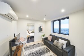 Departamento empresarial, 2 habitaciones, balcón, vista a la ciudad | Sala de estar | Smart TV y Netflix 