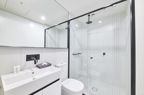 Business Apartment, 2 Bedrooms, Balcony, City View | Bathroom | Shower, free toiletries, hair dryer, towels - The International - Casino Royale (Southbank)