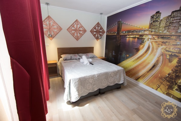 Quarto casal romântico, 1 cama Queen, para não fumantes, banheiro privativo | Roupa de cama