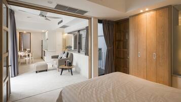 Suíte família | Escrivaninha, cortinas blackout, ferros/tábuas de passar roupa