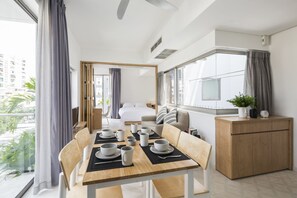 Deluxe Double Room, Bathtub | In-room dining