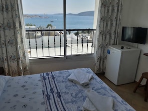 Chambre, vue mer | Coin séjour