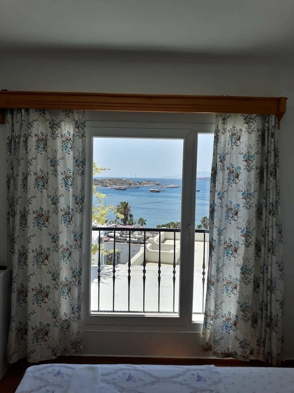 Chambre, vue mer | Coin séjour