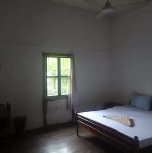 Minibar, desk, free WiFi, bed sheets - Sweet Dreams Guest House (Siem Reap)