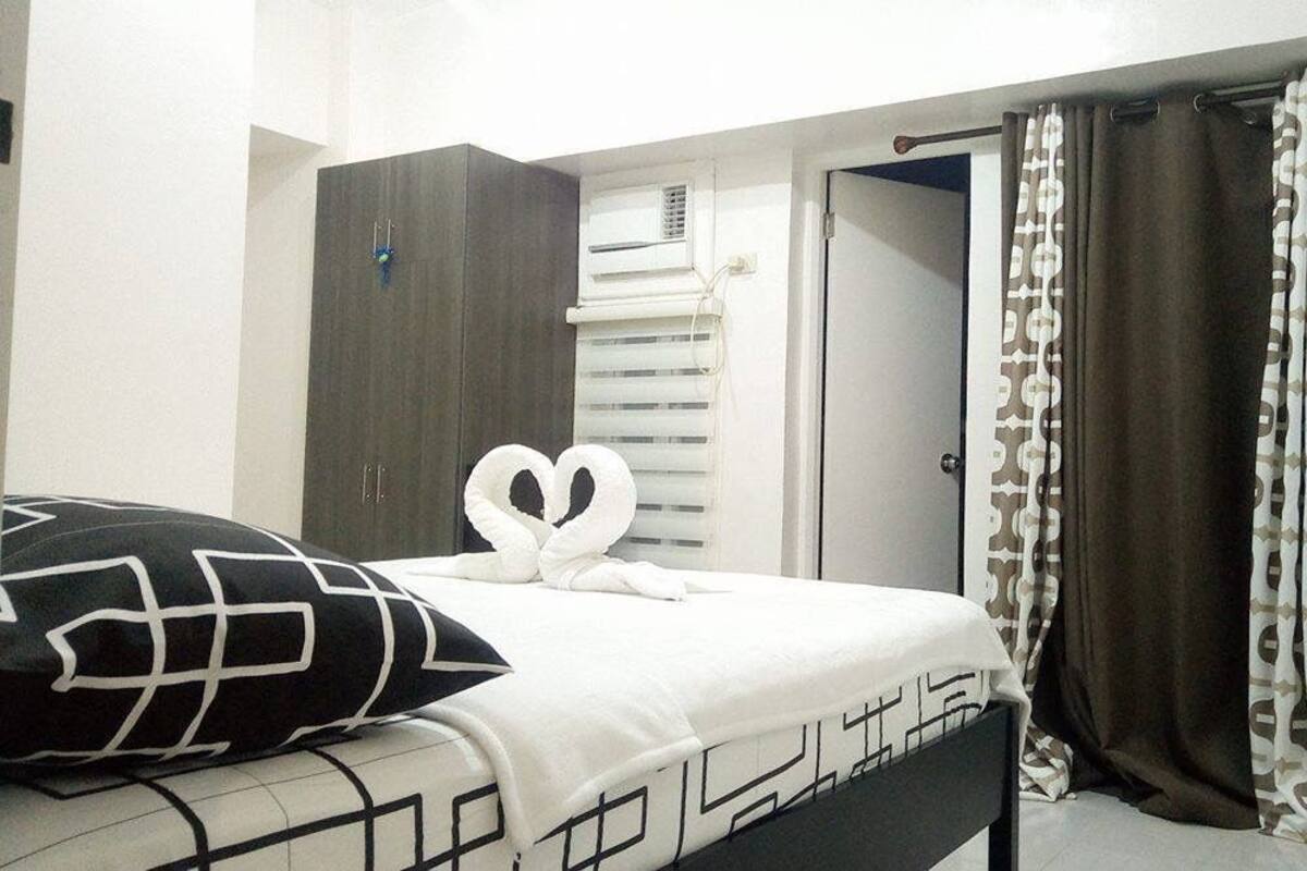 Family Suite, 2 Bedrooms, Lake View | Desk, bed sheets
