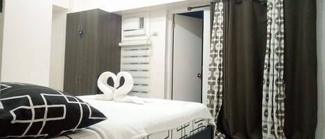 Phòng Suite dành cho gia đình, 2 phòng ngủ, quang cảnh hồ | Bàn, bộ trải giường