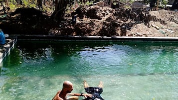 Kolam renang outdoor, dengan kursi berjemur