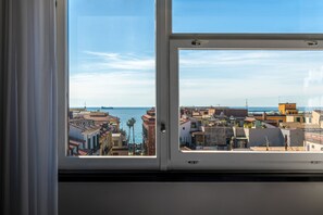 Panorama tweepersoonskamer, niet-roken, uitzicht op zee | Een kluis op de kamer, verduisterende gordijnen