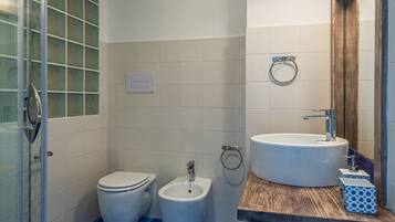 Basic Double Room, Non Smoking, Courtyard View | Bathroom | Shower, rainfall showerhead, free toiletries, hair dryer