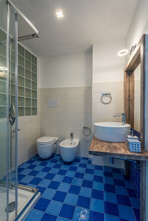 Habitación básica doble, no fumadores, vistas al patio | Baño | Ducha y cabezal de ducha tipo lluvia