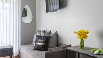 Chambre Double Confort, non-fumeurs, vue partielle sur la mer | Coffres-forts dans les chambres, rideaux occultants