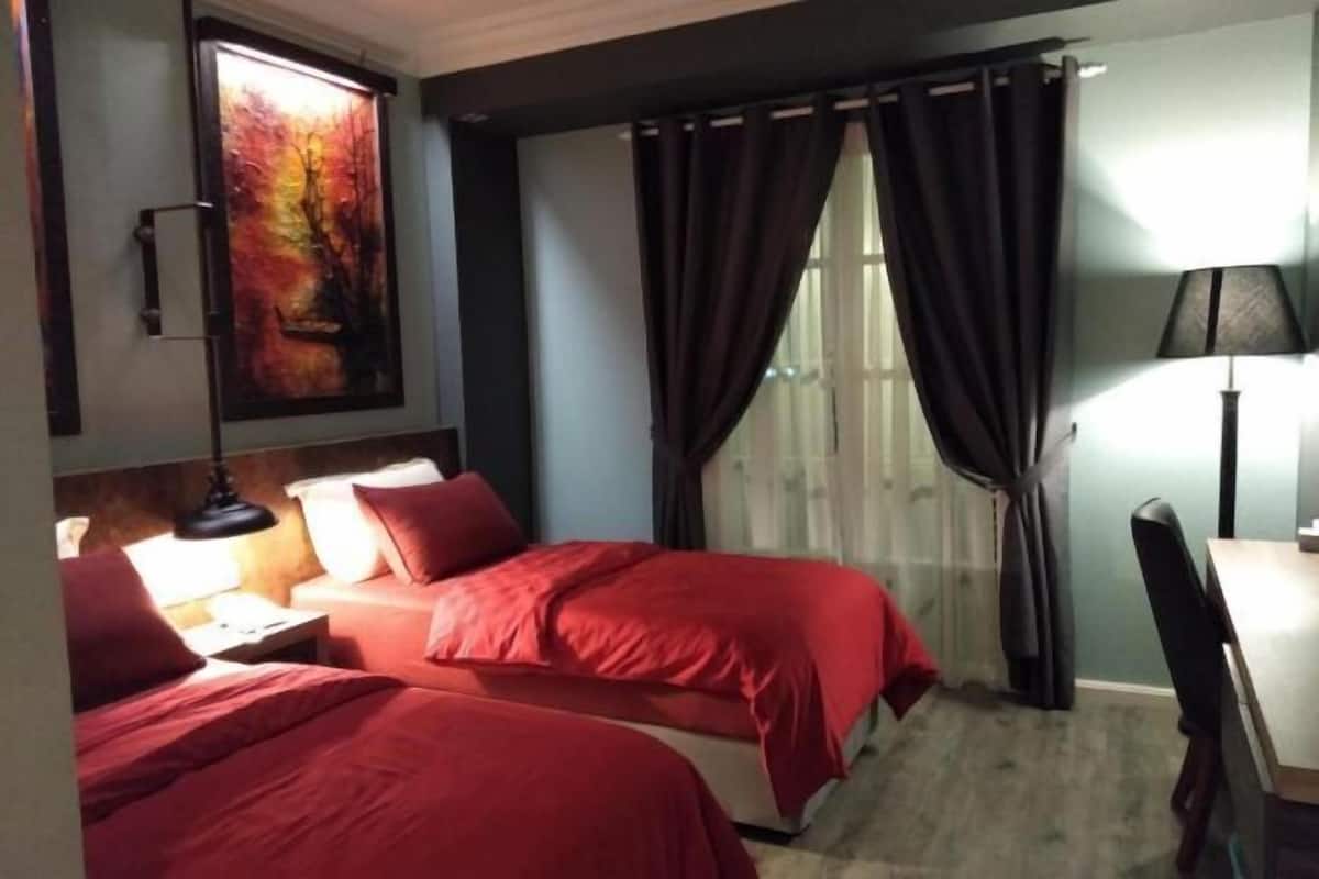 Minibar, blackout curtains, soundproofing, free WiFi