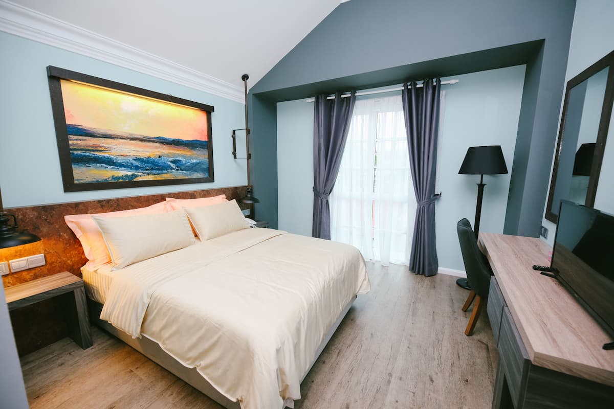 Minibar, blackout curtains, soundproofing, free WiFi