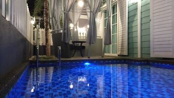 Minibar, blackout curtains, soundproofing, free WiFi