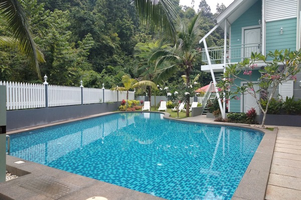 Utendørsbasseng og solsenger