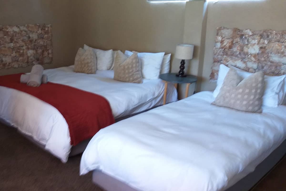 Economy driepersoonskamer, niet-roken | 1 slaapkamer, luxe beddengoed, een minibar, een bureau