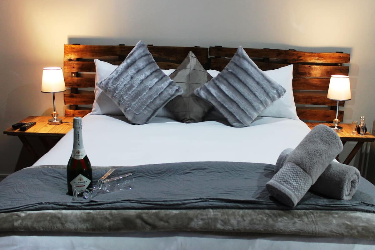 Economy tweepersoonskamer, niet-roken | 1 slaapkamer, luxe beddengoed, een minibar, een bureau