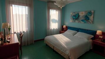 Camera con letto matrimoniale o 2 letti singoli | Una cassaforte in camera, tende oscuranti, Wi-Fi gratuito, lenzuola