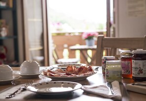 Free daily cooked-to-order breakfast