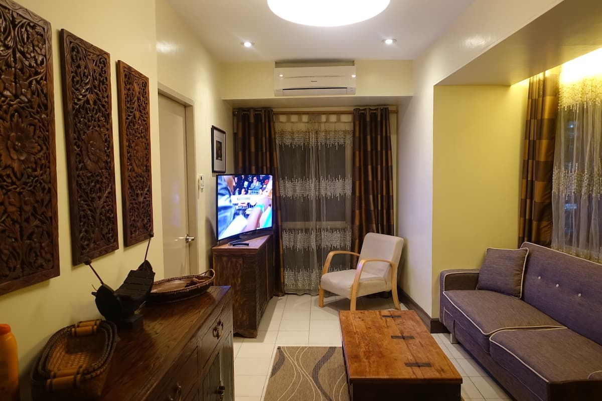 컴포트 콘도, 침실 1개 (17K Tower 1) | 거실 공간 | 케이블 채널 시청이 가능한 55인치 평면 TV, LED TV, 넷플릭스