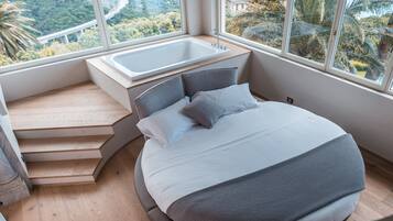 Suite Romantica, idromassaggio, vista mare | 1 camera, biancheria da letto di alta qualità, copriletto in piuma