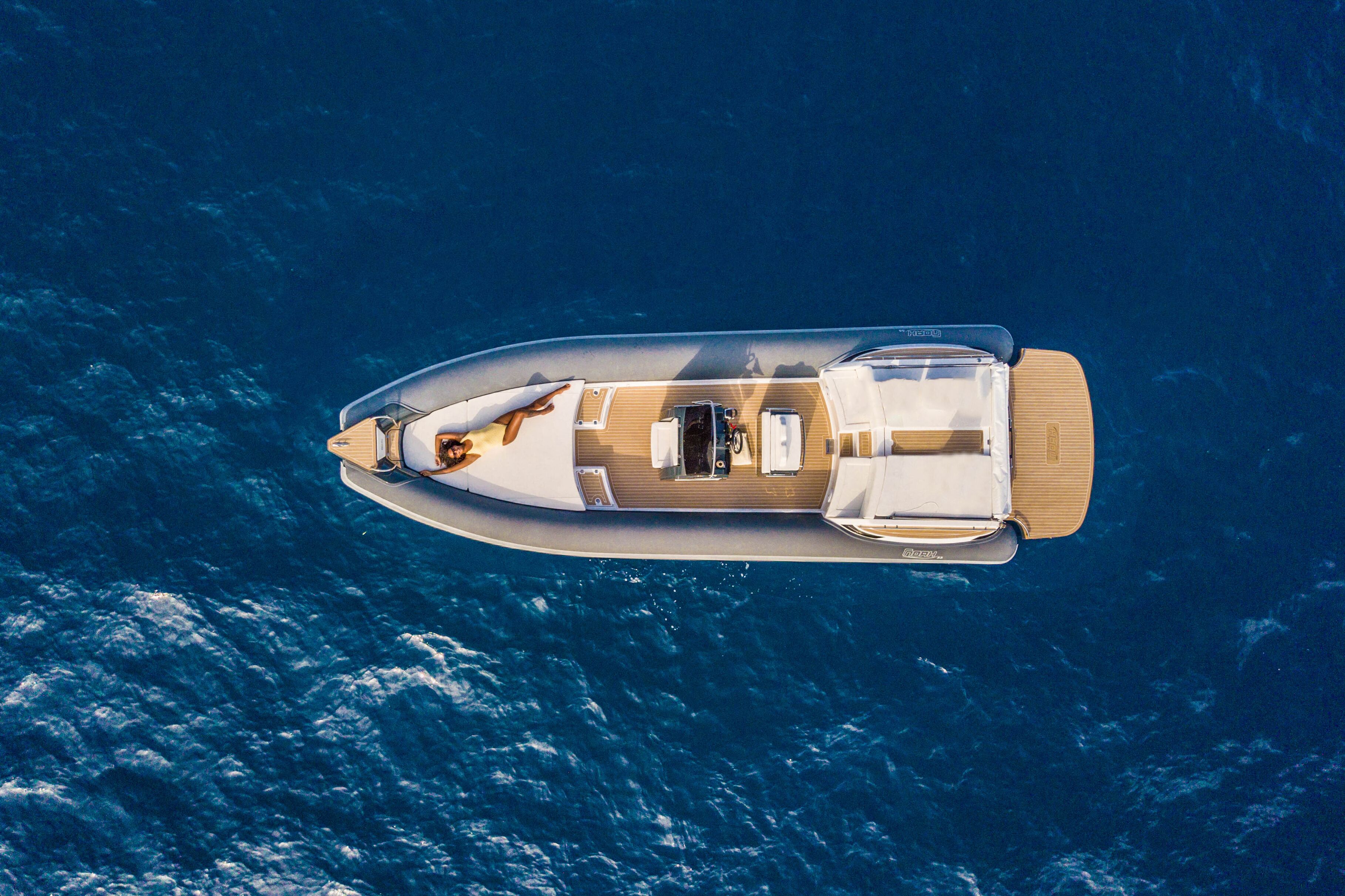 Un yacht élégant et moderne, doté d’un pont spacieux, d’un coin salon confortable et d’une cuisine entièrement équipée.