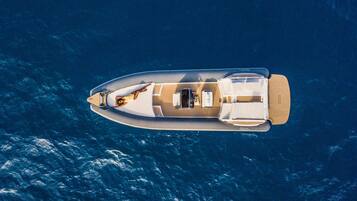 Un yacht élégant et moderne, doté d’un pont spacieux, d’un coin salon confortable et d’une cuisine entièrement équipée.