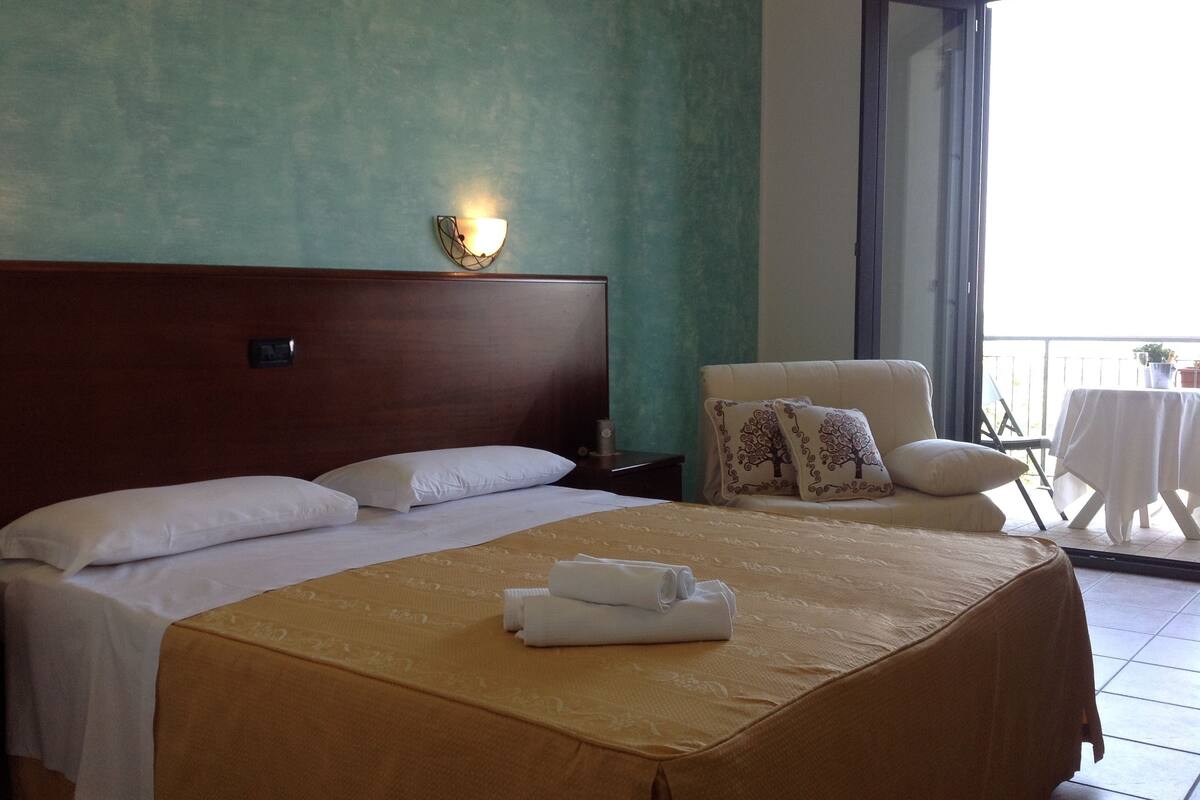 Escrivaninha, berços (sobretaxa), Wi-Fi de cortesia, roupa de cama