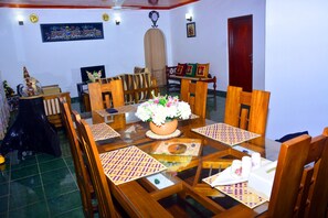 3-Bedroom Villa | Repas dans la chambre