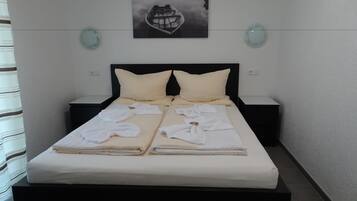 3 dormitorios, ropa de cama hipoalergénica, escritorio y cortinas opacas